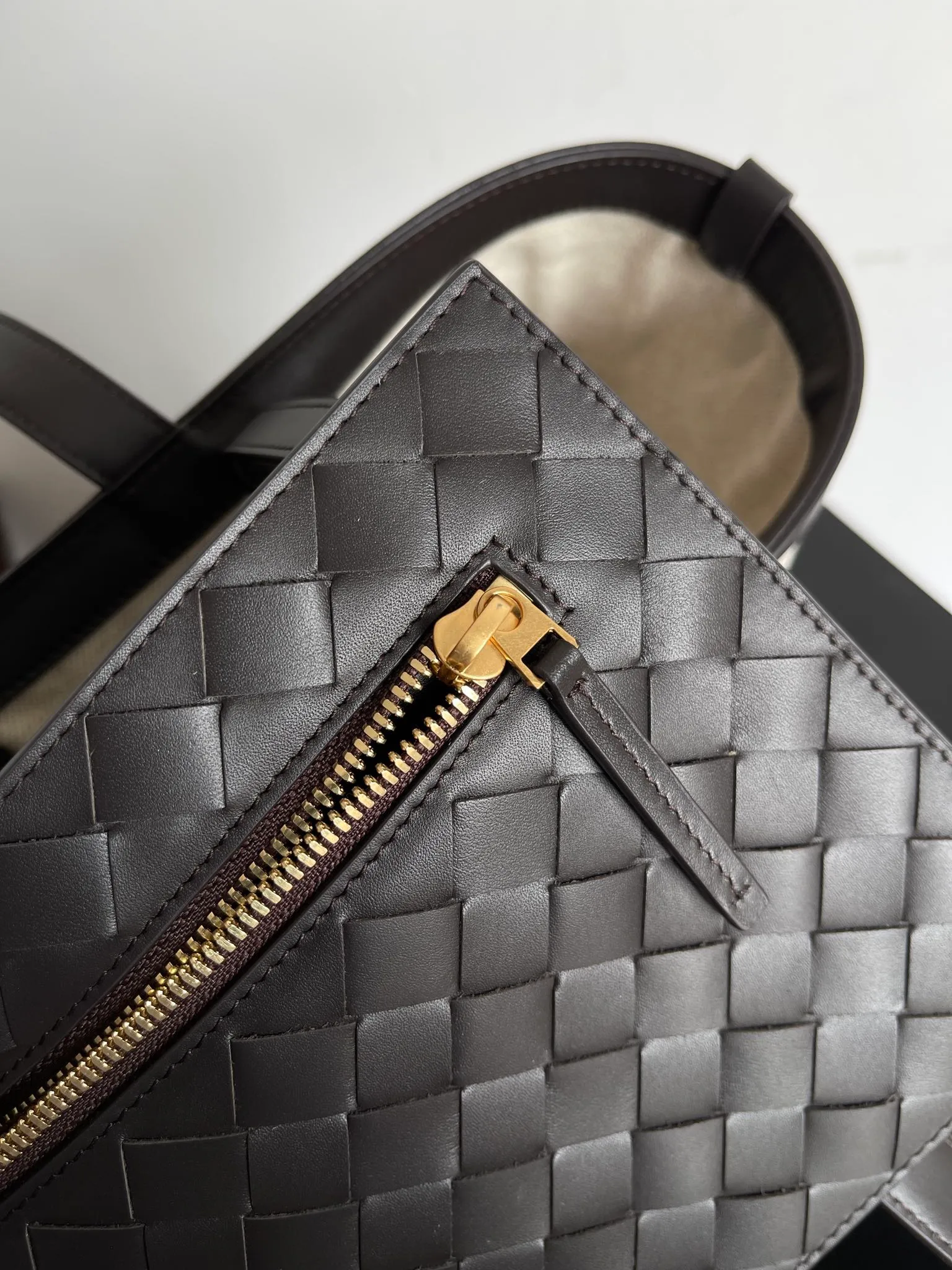 Batch 1880 BV's new structure Flip Flap tote handbag. Flip and fold, deconstructing the classic. A representative of restrained and elegant pragmatism. The best companion for travel and commuting. The cotton and linen blended bag body is lightweight and durable. The black and white panda color scheme is very distinctive. There are sizes🉑️ to choose from. Unisex. The capacity fully meets daily needs. Girls who like big bags can also choose the large size. It's really cool [color]. Style number: 754914 Size: 43*20*31
